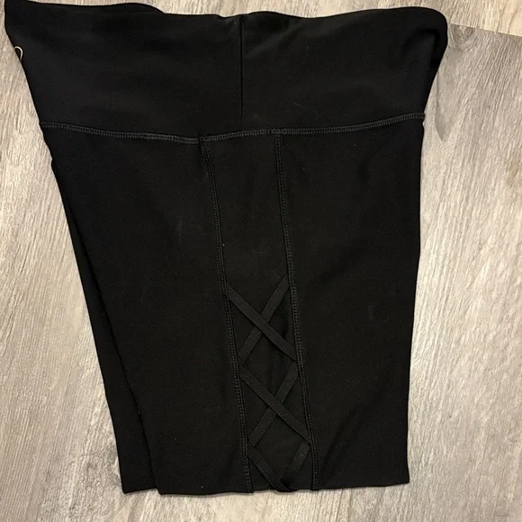 3/30 ❤️ VOGO Athletica Black Capris with Side Detail Size M - Picture 2 of 3